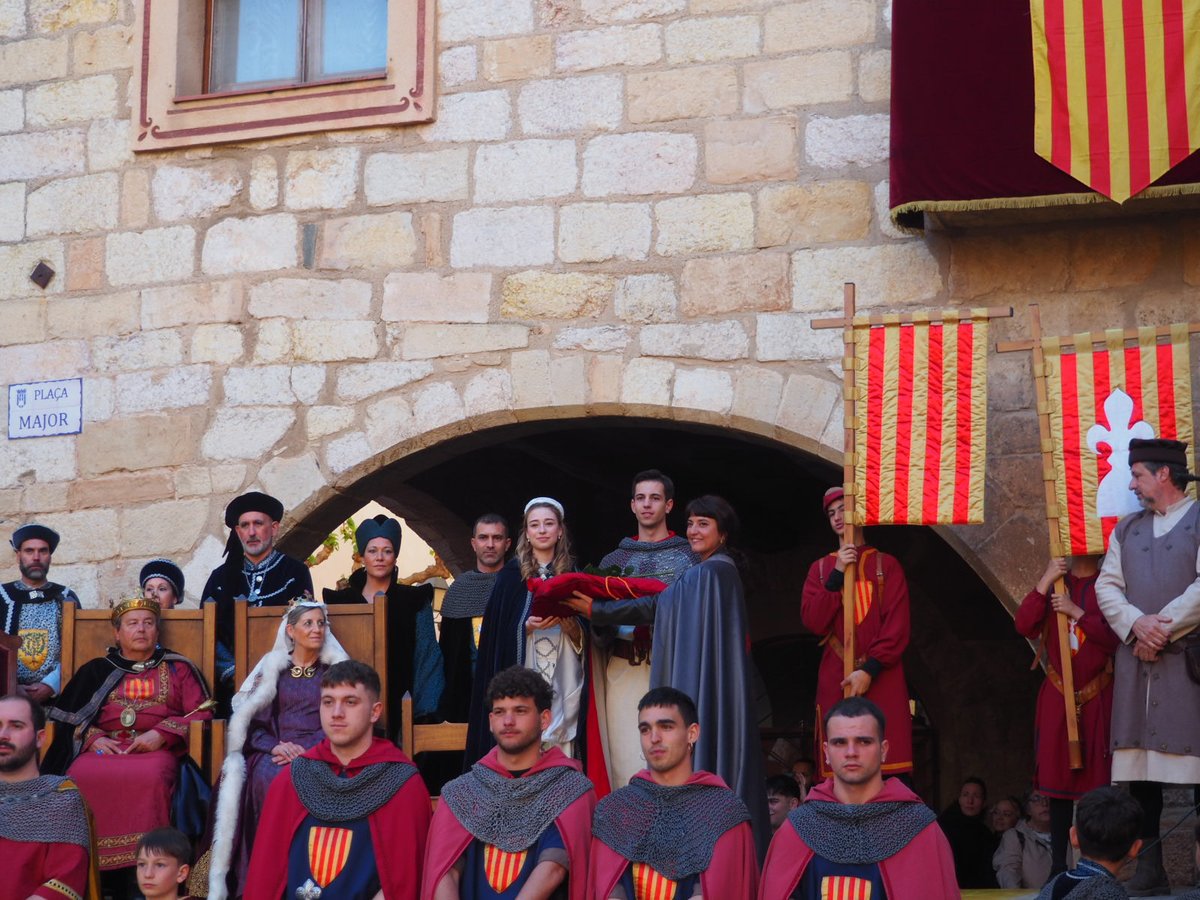 🌹  Montblanc, epicentre de la llegenda de Sant Jordi, ha acollit l’acte de l’entrega de la primera rosa de l’any. Aquest acte, que es va fer per primera vegada la passada edició, representa el simbolisme de la rosa al nostre país i dona l’inici oficial a la Setmana Medieval.