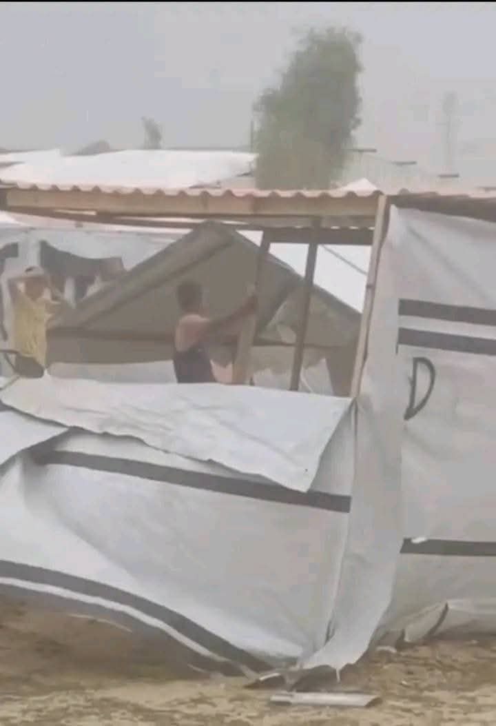 #الصورةتقول أمطار ورياح غزيرة  ، رفقاً بأهل الخيام يا الله .. فليس لهم إلا أنت يا رحيم ..٠💔