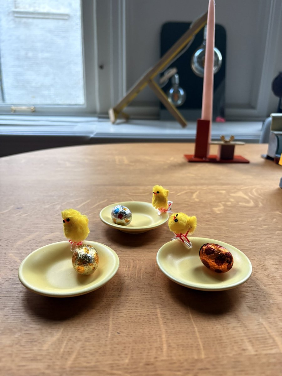 Over Pasen 

In het Concertgebouw, ga ik - voor het eerst in weken - niet naar de Matthäus maar naar Mendelssohns Symfonie nr. 2 in B, op. 52 Lobgesang. De grote zaal stroomt vol zoals vroeger de kerk van Doorn. Dat ik het niet droog zal houden weet ik dan nog niet, evenmin