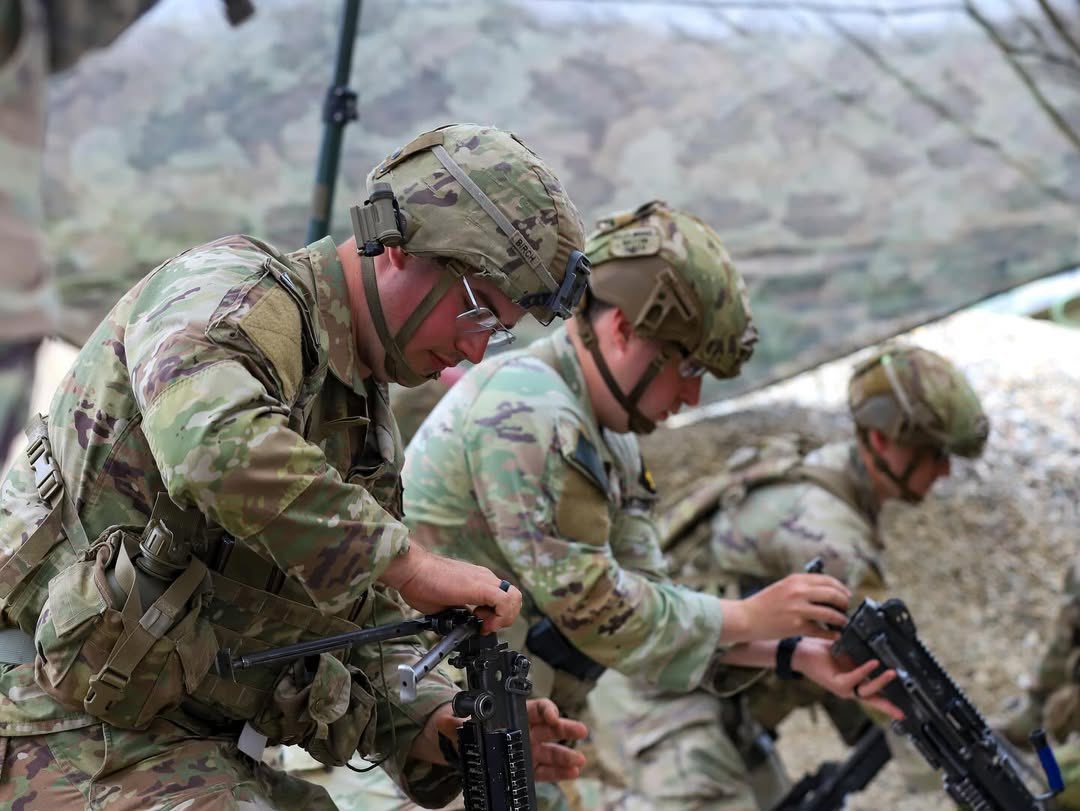USARPAC's tweet photo. Soldiers push their limits, mastering warrior tasks and drills to earn the Expert Soldier and Infantryman Badges.

#2IDRUCD #SecondToNone #FightTonight #IndoPacific #USArmy #EighthArmyE3B

@EighthArmyKorea @USForcesKorea @USArmy https://t.co/1oov1b1WHd