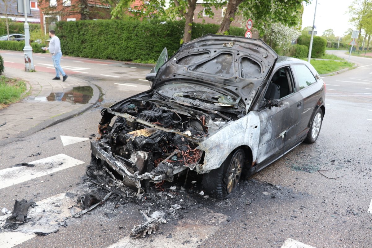 martindamen58's tweet photo. Inzittenden ontsnappen aan #autobrand. #Zuideinde thv #Molenaarsweg #Amsterdam-Noord #Oostzanerwerf. Om 18.48 uur vanavond vloog het #motorcompartiment van een #Audi A3 Bouwjaar 2003 spontaan tijdens het rijden in #brand. #politie en #brandweer snel tp auto kan naar de sloop. https://t.co/27ccnK0nEb