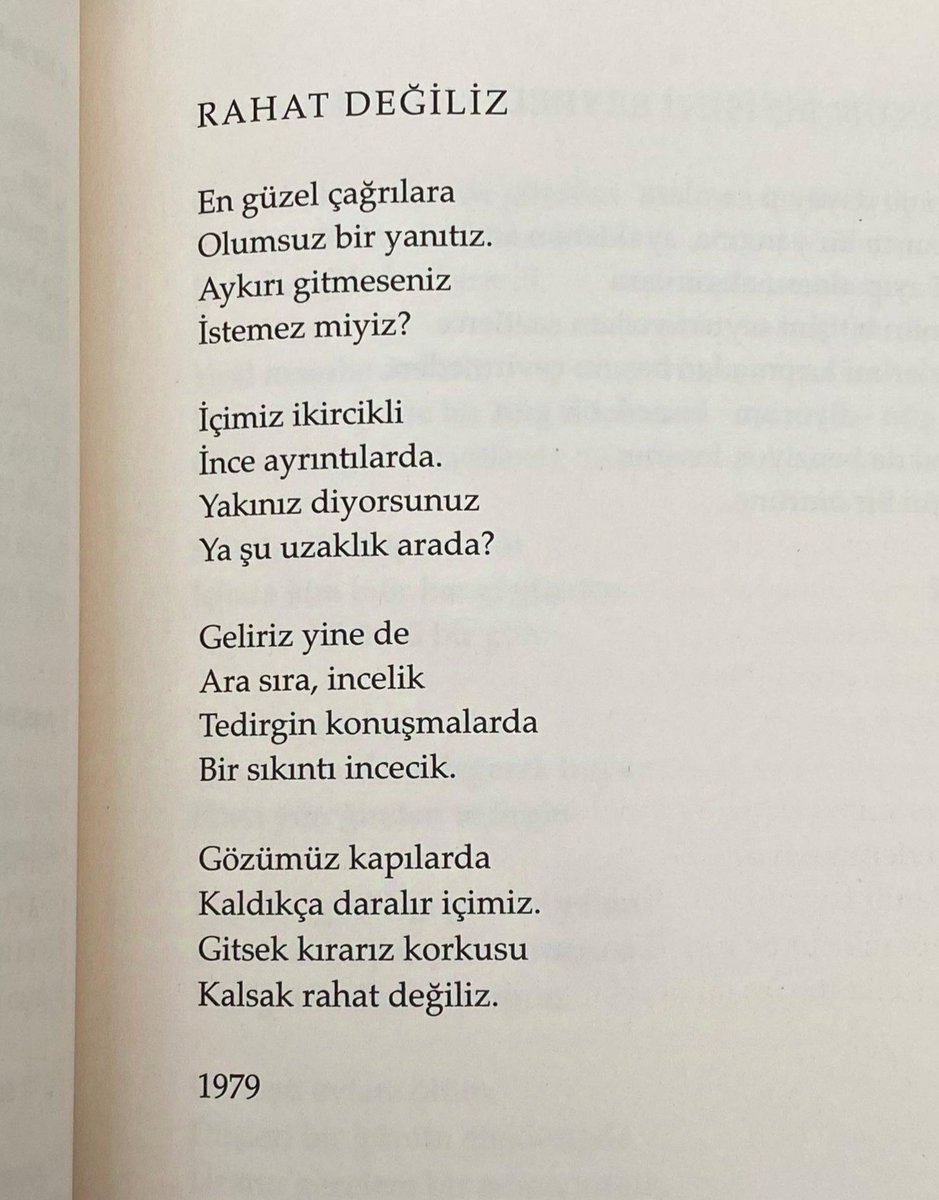 Gözümüz kapılarda
Kaldıkça daralır içimiz.
Gitsek kırarız korkusu
Kalsak rahat değiliz.

Şükrü Erbaş