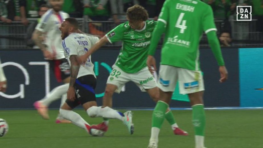 MercatoPlein's tweet photo. 🚨🚨 Lucas Stassin vient de scier le bras de Georges Mikautadze

« Ça joue » indique Letexier ! 😳

#ASSEOL #TeamOL #TeamASSE https://t.co/ADKp9CB2ex