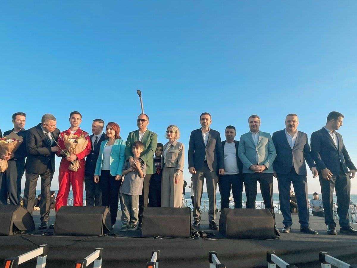 AdemAldemir33's tweet photo. 📍 Türk Yıldızları Gösteri Uçuşu 🇹🇷✈️

Göklerdeki gururumuz Türk Yıldızları’nın nefes kesen gösteri uçuşunu, Mersin Milletvekilimiz Sayın Ali Kıratlı, İl Yönetim Kurulu Üyelerimiz, Toroslar İlçe Başkanımız Sayın Ferdi Çokkeser, Yenişehir İlçe Başkanımız Sayın Seyidhan Kartal ve teşkilat mensuplarımızla birlikte büyük bir heyecan ve gururla izledik.

Türk Hava Kuvvetleri’nin disiplinini, cesaretini ve üstün yeteneklerini yansıtan bu gösteri, milletimizin havacılık, uzay ve teknoloji alanındaki gücünü bir kez daha tüm dünyaya gösterdi. Göğsümüz kabardı.

Başta Türk Yıldızları ekibi olmak üzere, bu başarıda emeği geçen tüm kahramanlarımıza gönülden teşekkür ediyoruz.

#TürkYıldızları #GösteriUçuşu #Mersin #Havacılık #MilliGurur #TürkHavaKuvvetleri #Teknoloji #VatanSevgisi #GöklerdekiGururumuz