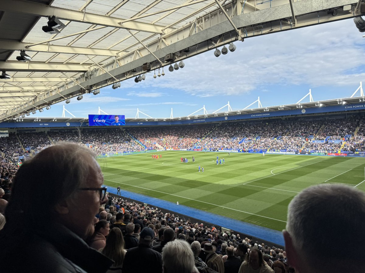 DGrove1980's tweet photo. Quick dash down from the crucible to be a home end red! Great weekend. One. More. Win. 🔴🔴🔴👌🏽🤭 https://t.co/ZE7tn5Dcax