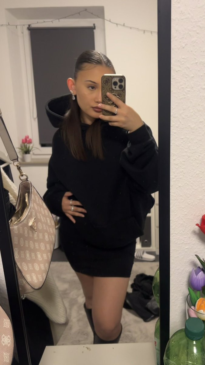kaatyeso's tweet photo. kann man hoodie mit rock rocken? https://t.co/4ICP2usTvU