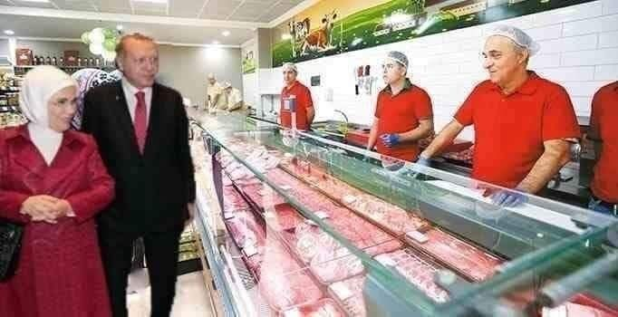 KOPTUM YEMİNLE
Tayyip Erdoğan ile Emine Erdoğan  açılışını yaptığı AVM nin bir et reyonuna  resmi ziyarete gitmiş. Reyonu  tertemiz ve çok düzenli olarak görmüş. Adamları ile gezerken rast gele bir kasabın tezgahına gelerek sohbet etmeye başlamış. Cumhurbaşkanı : dana ve koyun