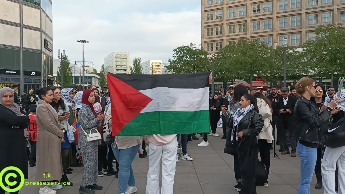 t47da's tweet photo. Pro Palästina Israel Hasser Kundgebung auf Alexanderplatz neben der Weltzeituhr unter bei der Kundgebung waren ca 50 Teilnehmer sie verlief von Anfang bis zum Ende friedlich Karoline preißler hat Haltung gezeigt und hat sich nicht einschüchtern lassen
#b2004 https://t.co/YXykS33IN5
