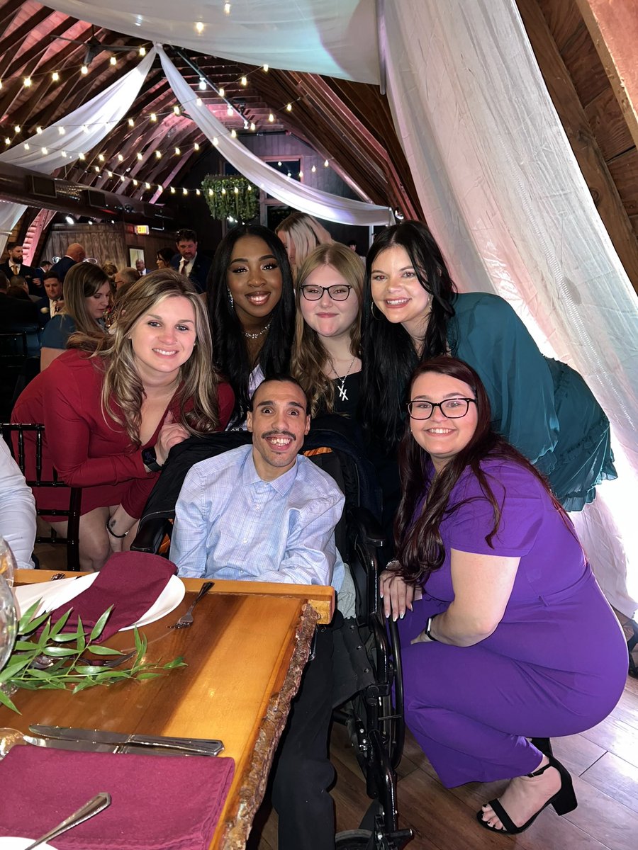 machinegunmadz's tweet image. meeting my loves at @dontletmegomgk’s wedding ❤️❤️❤️ #22DAYSOFMGK