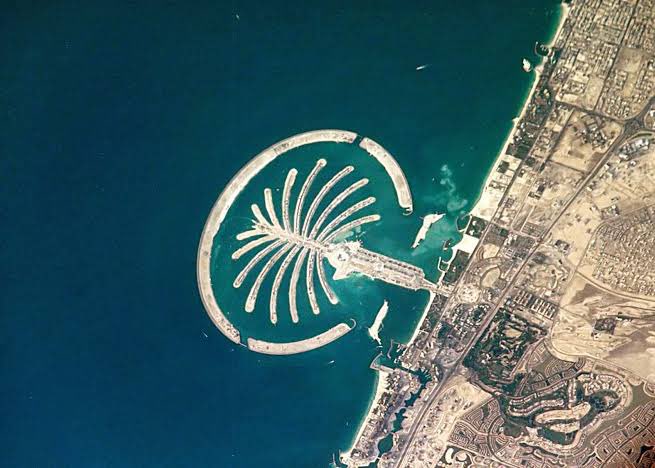 decoding_engg's tweet image. Dubai’s Palm Jumeirah is a man-made island shaped like a palm tree with a trunk, fronds, and a surrounding crescent that acts as a breakwater.
GPS and satellite imagery were used extensively to get the shape perfect.
Interestingly, the island wasn’t built using concrete or…
