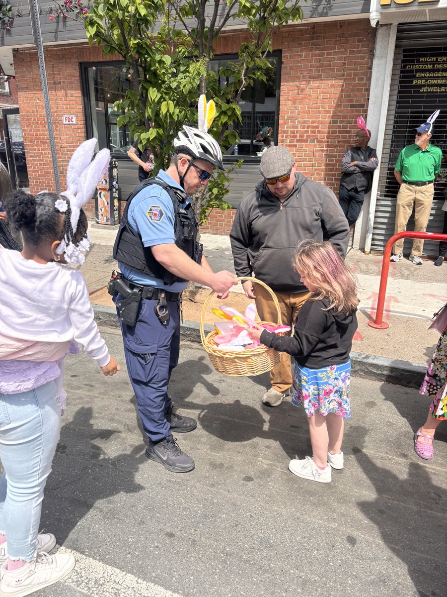 PPDSouthStreet's tweet photo. South Street Easter Promenade!
#PhillyPolice #PhillyPD https://t.co/UpQA5QvXXC