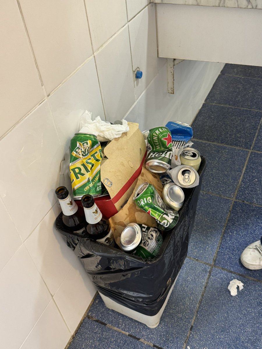 Así está el basurero en el área de servicios de Veramonte en la ruta 68. Esta misma gente está en la autopista conduciendo, OJO <a href="/Autop68/">Rutas del Pacífico</a> <a href="/radiocarab/">Carabineros Radio</a> <a href="/radiocarab/">Carabineros Radio</a>