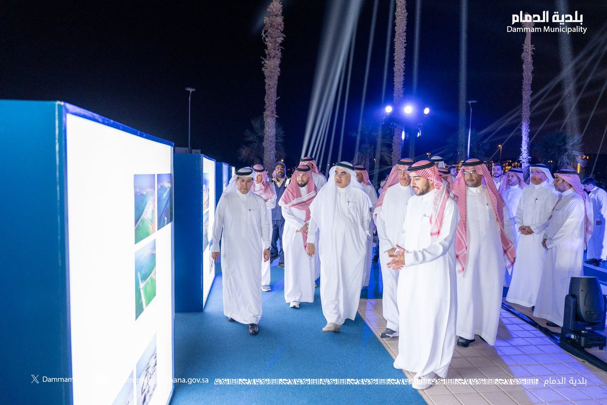 Dammam_mun's tweet photo. #بلدية_الدمام 

تدشين "ثروة كيوب" 
بحضور معالي أمين المنطقة الشرقية المهندس فهد بن محمد الجبير ومسؤولي #أمانة_الشرقية ورجال الأعمال 
اقيمت فعالية "نورت الشرقية" في الكورنيش الجنوبي 🌊 بالدمام " مدينة ثروة"

"ثروة كيوب" 🧊 أحد المشاركات المجتمعية بالتعاون مع شركة ثروة السعودية وإضافة جديدة لمدينة #الدمام كشاشة ذات تواصل بصري بأبعاد تفاعلية وتقنيات مبتكرة وبدقة وضوح فائقة

#أمانة_المنطقة_الشرقية
#بلدية_الدمام
#جودة_الحياة
#sauditharwa