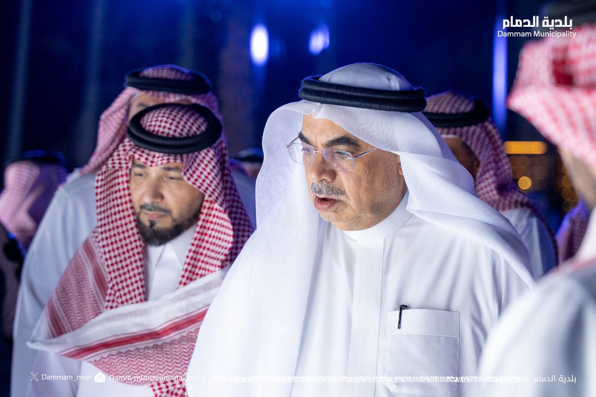 Dammam_mun's tweet photo. #بلدية_الدمام 

تدشين "ثروة كيوب" 
بحضور معالي أمين المنطقة الشرقية المهندس فهد بن محمد الجبير ومسؤولي #أمانة_الشرقية ورجال الأعمال 
اقيمت فعالية "نورت الشرقية" في الكورنيش الجنوبي 🌊 بالدمام " مدينة ثروة"

"ثروة كيوب" 🧊 أحد المشاركات المجتمعية بالتعاون مع شركة ثروة السعودية وإضافة جديدة لمدينة #الدمام كشاشة ذات تواصل بصري بأبعاد تفاعلية وتقنيات مبتكرة وبدقة وضوح فائقة

#أمانة_المنطقة_الشرقية
#بلدية_الدمام
#جودة_الحياة
#sauditharwa