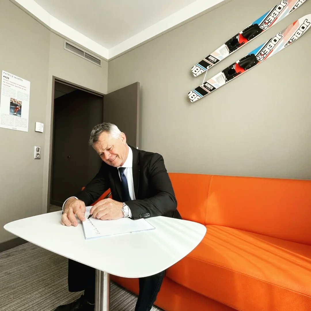 Patrice MARTIN (@patricemartin12) on Twitter photo Découverte de la Suite à mon nom au <a href="/mercure_nantes/">Hôtel Nantes</a> en compagnie de son Directeur <a href="/StrozykLaurent/">LAURENT STROZYK</a>
Merci Laurent pour l'accueil et belles nuits aux prochains clients de cette chambre toute particulière
#SkiNautiqie #Nantes <a href="/Mercure_FR/">Mercure Hôtels FR</a> <a href="/Accor/">Accor Group</a> Découverte de la Suite à mon nom au <a href="/mercure_nantes/">Hôtel Nantes</a> en compagnie de son Directeur <a href="/StrozykLaurent/">LAURENT STROZYK</a>
Merci Laurent pour l'accueil et belles nuits aux prochains clients de cette chambre toute particulière
#SkiNautiqie #Nantes <a href="/Mercure_FR/">Mercure Hôtels FR</a> <a href="/Accor/">Accor Group</a>