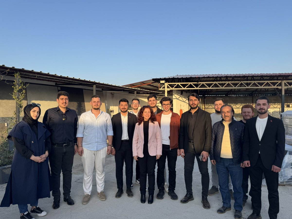 tuzlaakgenclik's tweet photo. AK Parti Gençlik Kolları olarak, Yönetim Kurulu üyemizin ailesini iş yerlerinde ziyaret ettik. Bizleri samimi sohbetleriyle ağırladıkları için kendilerine teşekkür eder, hayırlı işler dileriz.

@nevzatyucetr 
@EyupKocalar https://t.co/0Zc3bxxXWG
