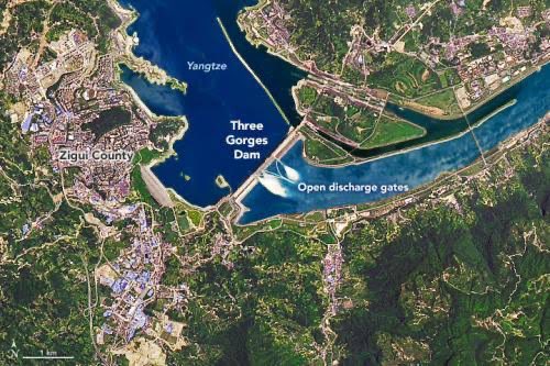 decoding_engg's tweet image. China’s Three Gorges Dam on the Yangtze River is the world’s largest hydroelectric power station in the world by installed capacity (22,500 MW).
The dam is about 2.3 km long and 185 m high.
It creates a reservoir nearly 600 km long, stretching upriver behind the dam.
When the…