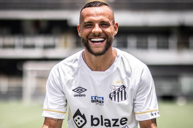 Guilherme é um dos maiores bagres superestimados que vestiram a camisa do Santos. Que jogador patético de ruim, além disso é um MALA que acha que é alguma porra no futebol.

O SORRISO DELE É O MOTIVO DA MINHA TRISTEZA!