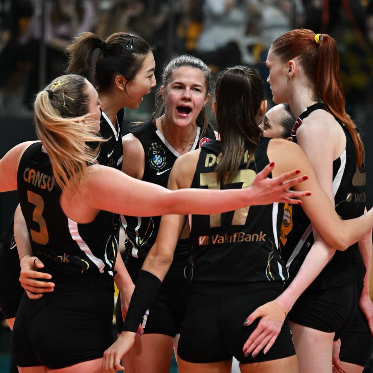 Vodafone Sultanlar Ligi play-off finalinde VakıfBank, Fenerbahçe Medicana'yı 3-1 mağlup ederek seride 2-0 öne geçti.
