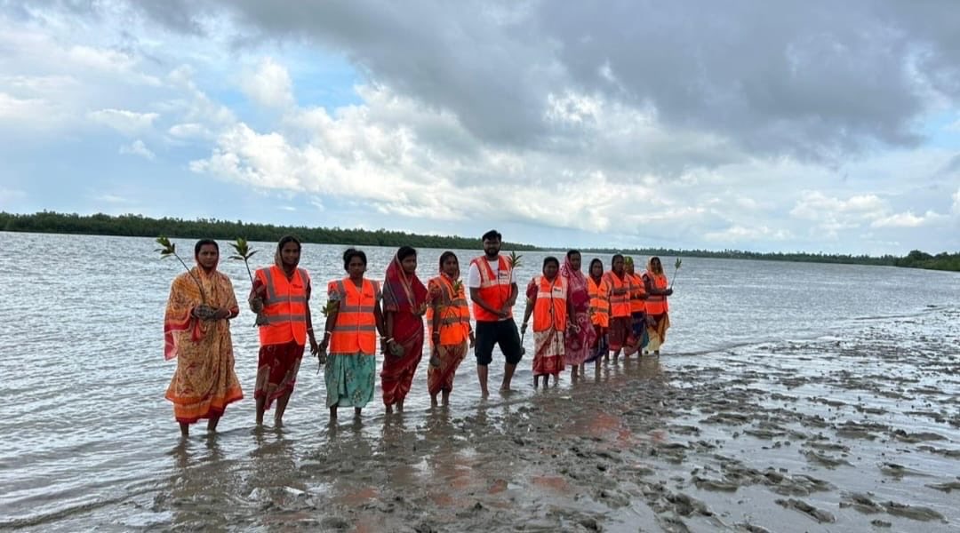 Debabrata9663's tweet photo. Leadership isn’t always on stage. Sometimes,it’s in the quiet steps taken behind the curtain.Connecting with Sundarban vulnerable coastal communities in their language to drive ⁦@UNSDGs17⁩ progress.  #YouthForSDGs ⁦@Sdg13Un⁩ ⁦⁦@SDGaction⁩ https://t.co/cMa6hjnKK7