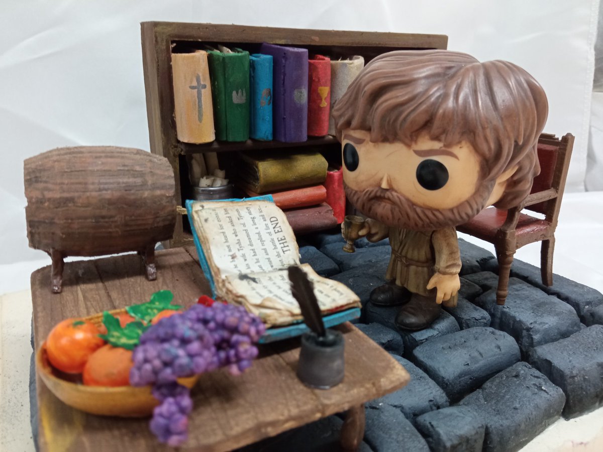 CeboCrafts's tweet image. Como ya no tengo tanto tiempo para ir a convenciones voy a ir poniendo mis dioramas en venta en Ebay. (si lo quereis pedidmelo por MD y te saco las comisiones)
Empiezo por Tyrion Lannister en un diorama/libro lleno de detalles y referencias a la serie.
#FunkoPOP #GOT #Tyrion