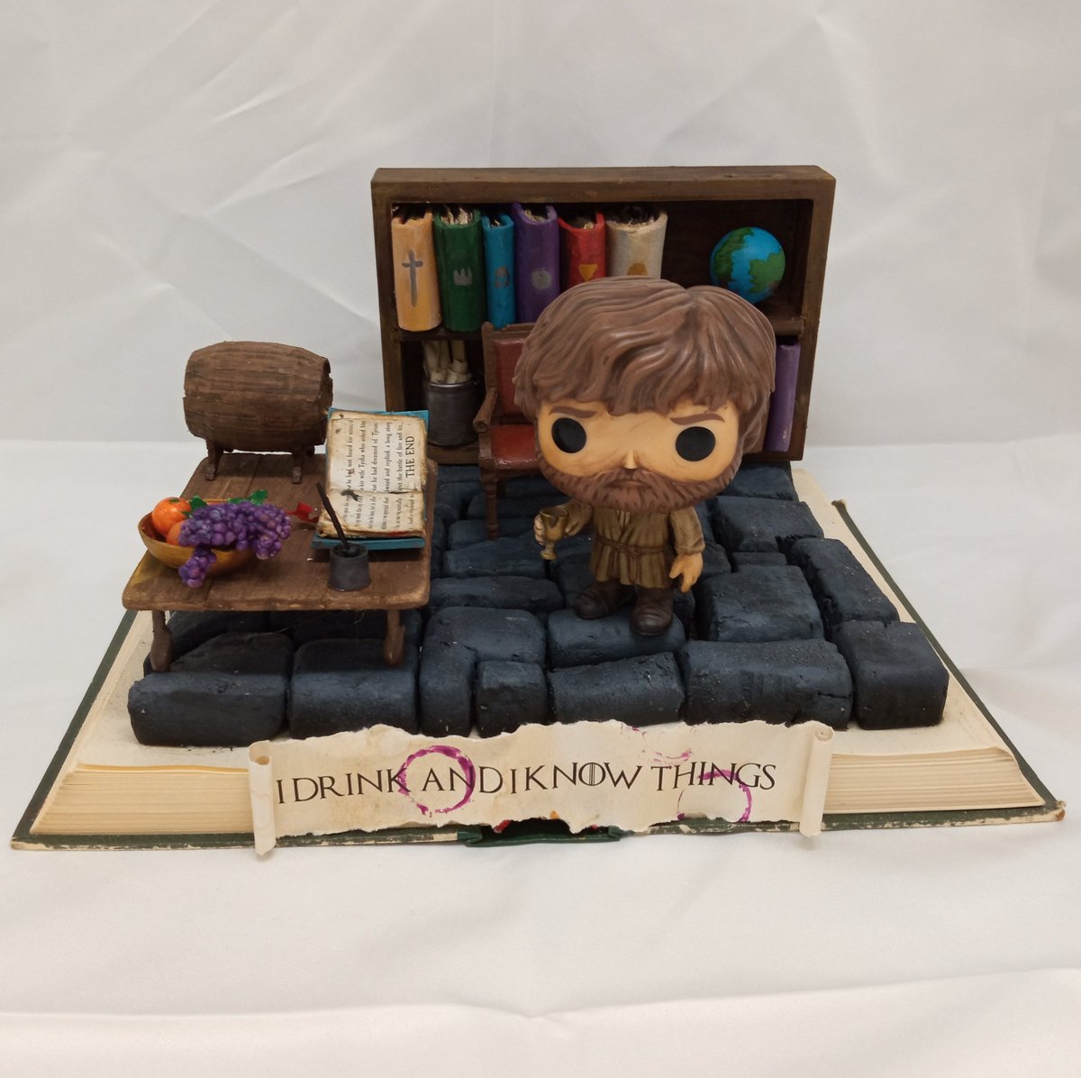 CeboCrafts's tweet image. Como ya no tengo tanto tiempo para ir a convenciones voy a ir poniendo mis dioramas en venta en Ebay. (si lo quereis pedidmelo por MD y te saco las comisiones)
Empiezo por Tyrion Lannister en un diorama/libro lleno de detalles y referencias a la serie.
#FunkoPOP #GOT #Tyrion