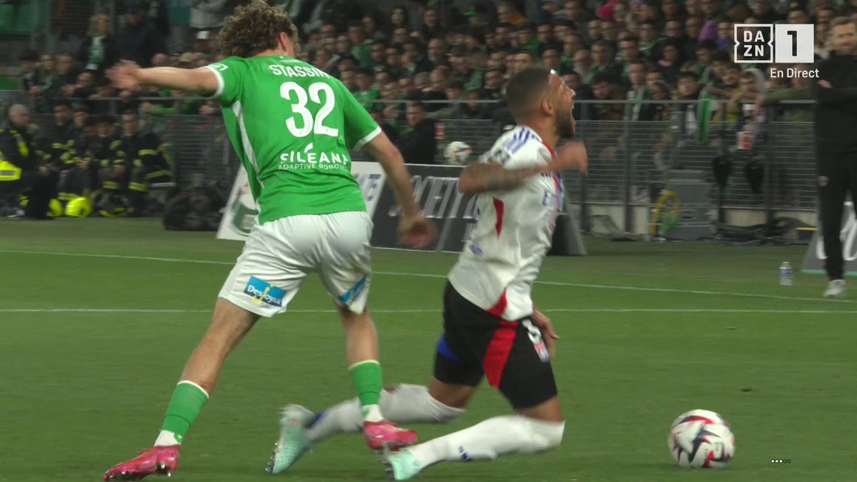 ActuL1_'s tweet photo. 🚨🚨 JOHN TEXTOR DÉMOLIT FRANÇOIS LETEXIER SUR INSTAGRAM 🥶🥶🥶

« L'arbitre appelle carton rouge direct, appel facile. La VAR croit le contraire... et l'un des cartons rouges les plus évidents que l'on puisse voir est salué... C'est fou.

Deuxième image, et point important, il maintient le contact en appuyant sur la jambe où il aurait pu l'enlever... »