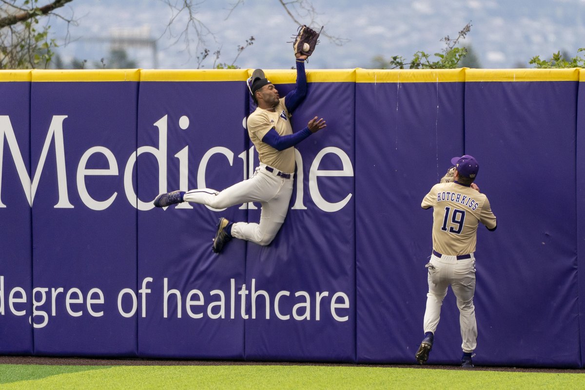 UW_Baseball's tweet photo. The catch. The reaction. https://t.co/CpOZJUOJTe