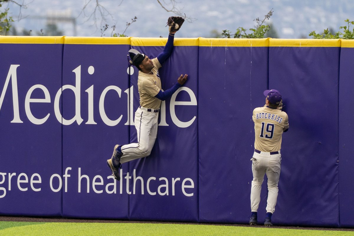 UW_Baseball's tweet photo. The catch. The reaction. https://t.co/CpOZJUOJTe