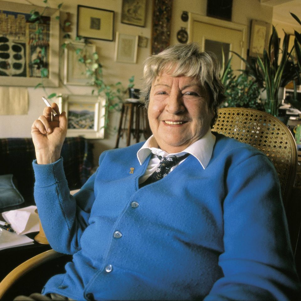 <a href="/gavideaviagmai1/">Gabi de avía</a> En las noches claras,
resuelvo el problema de la soledad del ser.
Invito a la luna y con mi sombra somos tres.

Inolvidable, Gloria Fuertes