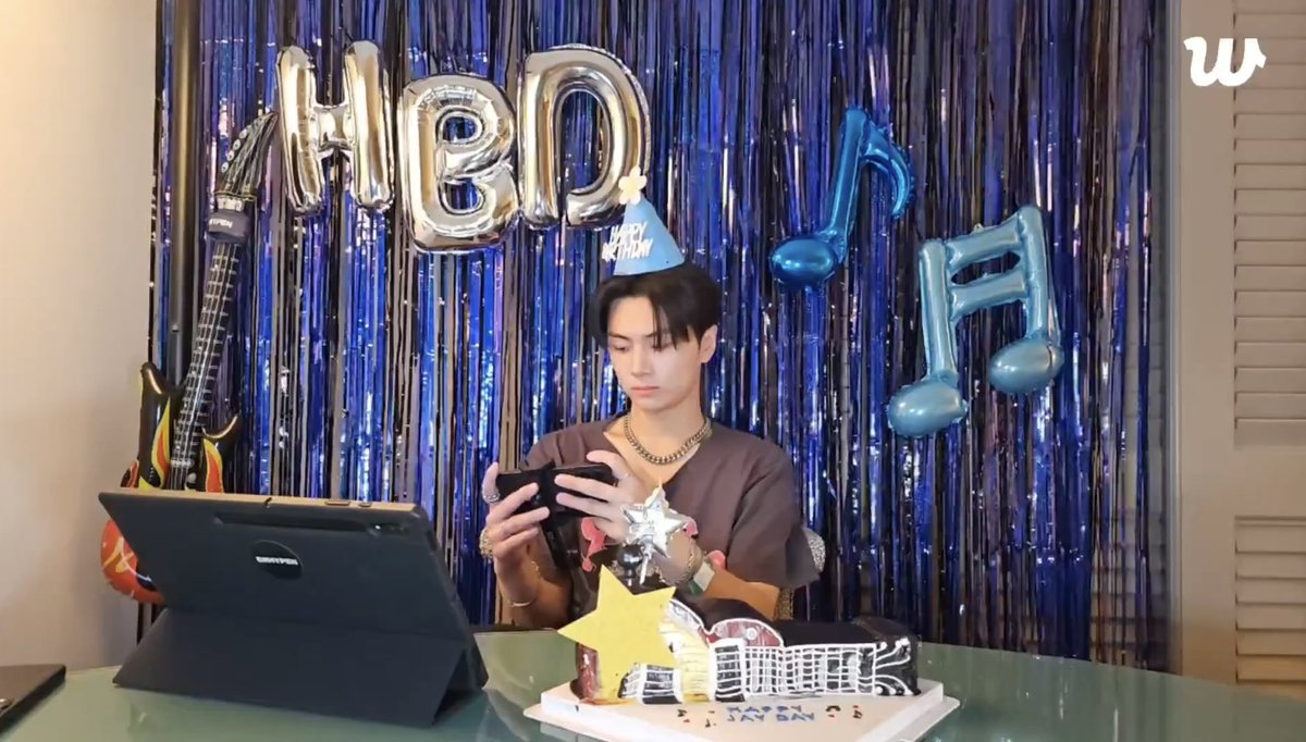 enhypenupdates's tweet photo. [EN-LIVE BIRTHDAY RECAP🌟] 250420
“JAYCHELLA”

🐈‍⬛: Hello guys~
🐈‍⬛: It’s my birthday!
🐈‍⬛: It’s past 12 so it’s my birthday~

@ENHYPEN_members @ENHYPEN #ENHYPEN #엔하이픈 https://t.co/o2TfydIiqj
