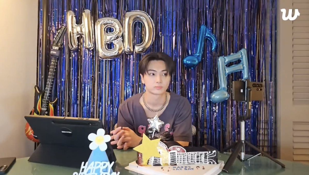 enhypenupdates's tweet photo. [EN-LIVE BIRTHDAY RECAP🌟] 250420
“JAYCHELLA”

🐈‍⬛: Hello guys~
🐈‍⬛: It’s my birthday!
🐈‍⬛: It’s past 12 so it’s my birthday~

@ENHYPEN_members @ENHYPEN #ENHYPEN #엔하이픈 https://t.co/o2TfydIiqj