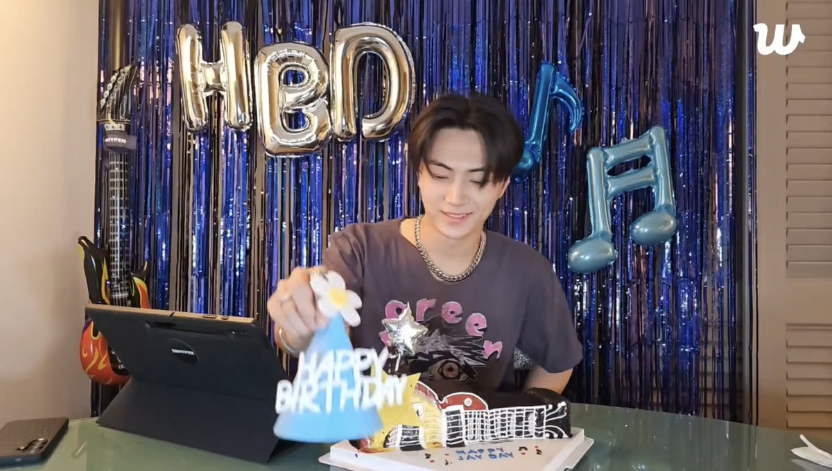 enhypenupdates's tweet photo. [EN-LIVE BIRTHDAY RECAP🌟] 250420
“JAYCHELLA”

🐈‍⬛: Hello guys~
🐈‍⬛: It’s my birthday!
🐈‍⬛: It’s past 12 so it’s my birthday~

@ENHYPEN_members @ENHYPEN #ENHYPEN #엔하이픈 https://t.co/o2TfydIiqj