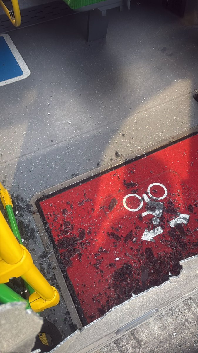 NBRU_DUBLIN's tweet image. @OCallaghanJim @DarraghOBrienTD @VirginMediaNews @Independent_ie @IrishTimes @rtenews @Limerick_Leader @limerickpost @Live95Limerick 

Antisocial behaviour in Moyross about an hour ago. Bus attacked by a gang of about youths. They threw a large rock through the middle doors.