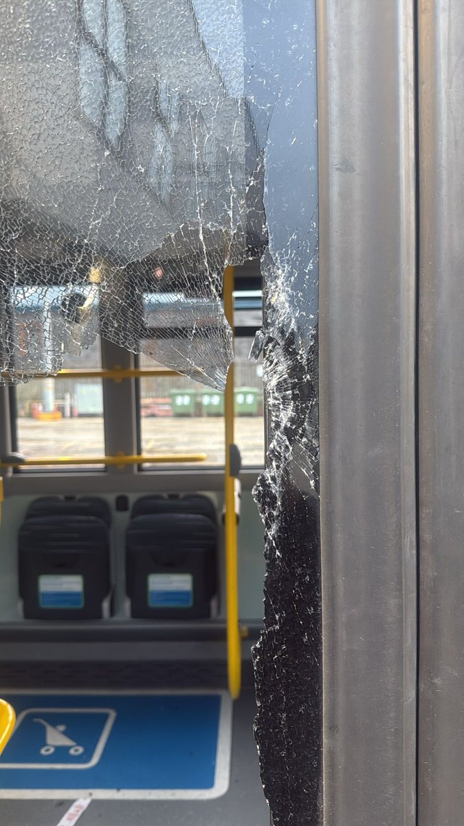 NBRU_DUBLIN's tweet image. @OCallaghanJim @DarraghOBrienTD @VirginMediaNews @Independent_ie @IrishTimes @rtenews @Limerick_Leader @limerickpost @Live95Limerick 

Antisocial behaviour in Moyross about an hour ago. Bus attacked by a gang of about youths. They threw a large rock through the middle doors.