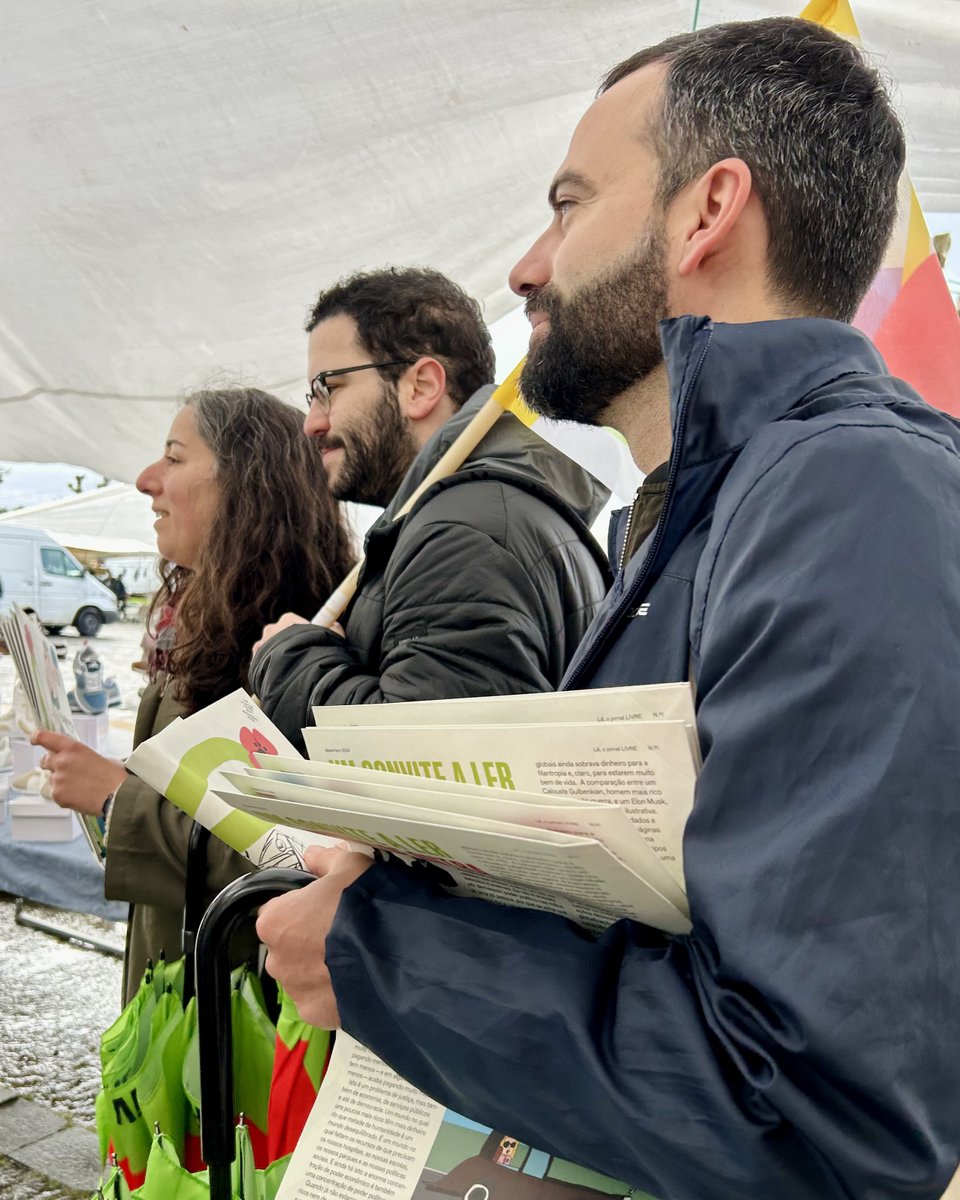 LIVREAveiro's tweet photo. Faça chuva ou faça sol, estaremos em contacto com a população. A manhã de sábado foi passada na Feira de #Lourosa, em #SantaMariaDaFeira, onde pudemos ouvir os comerciantes locais sobre as suas maiores dificuldades.
#ParaSerLIVRE, precisamos de proteger os feirantes 🌺 https://t.co/gBMUlbeMvj