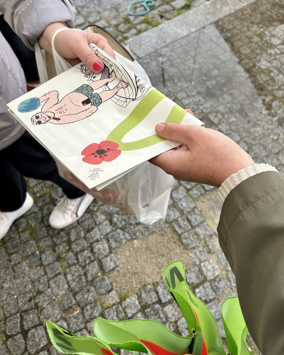 LIVREAveiro's tweet photo. Faça chuva ou faça sol, estaremos em contacto com a população. A manhã de sábado foi passada na Feira de #Lourosa, em #SantaMariaDaFeira, onde pudemos ouvir os comerciantes locais sobre as suas maiores dificuldades.
#ParaSerLIVRE, precisamos de proteger os feirantes 🌺 https://t.co/gBMUlbeMvj