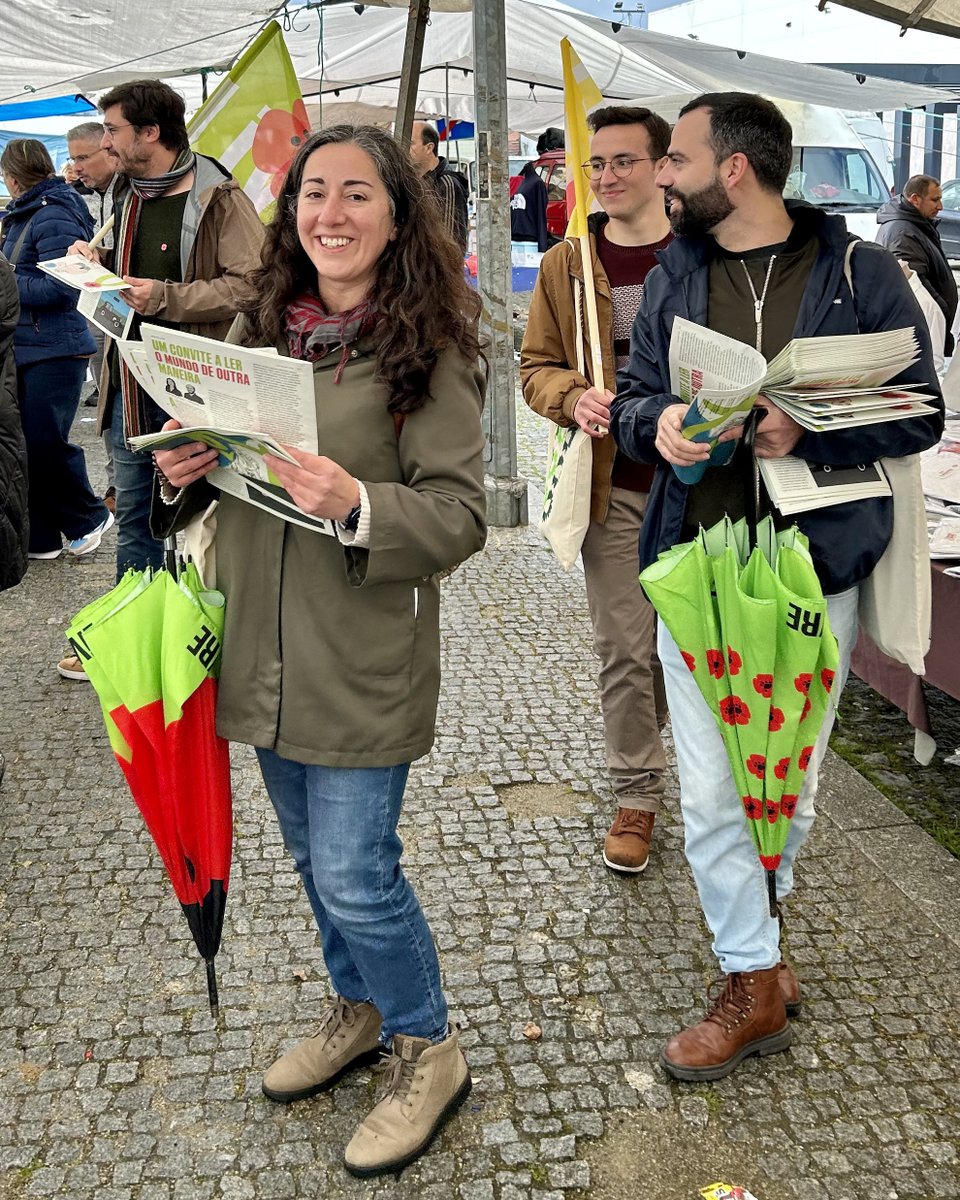 LIVREAveiro's tweet photo. Faça chuva ou faça sol, estaremos em contacto com a população. A manhã de sábado foi passada na Feira de #Lourosa, em #SantaMariaDaFeira, onde pudemos ouvir os comerciantes locais sobre as suas maiores dificuldades.
#ParaSerLIVRE, precisamos de proteger os feirantes 🌺 https://t.co/gBMUlbeMvj
