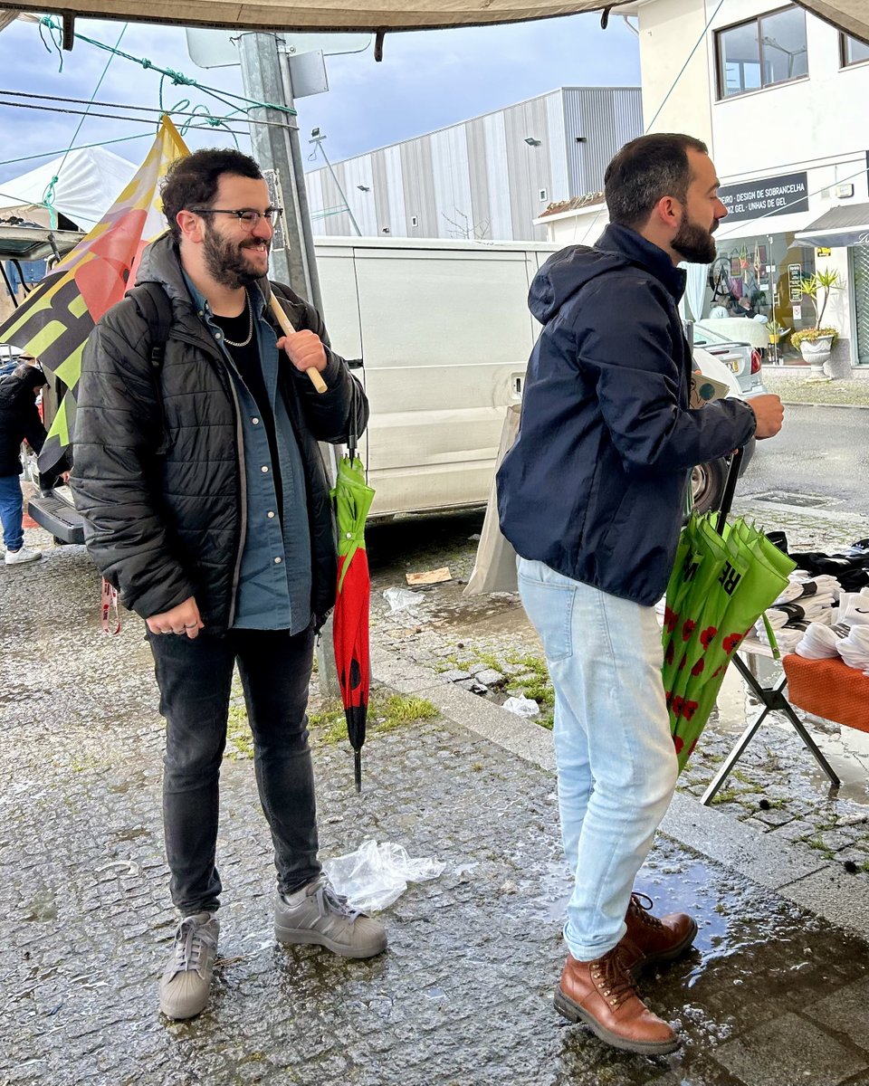LIVREAveiro's tweet photo. Faça chuva ou faça sol, estaremos em contacto com a população. A manhã de sábado foi passada na Feira de #Lourosa, em #SantaMariaDaFeira, onde pudemos ouvir os comerciantes locais sobre as suas maiores dificuldades.
#ParaSerLIVRE, precisamos de proteger os feirantes 🌺 https://t.co/gBMUlbeMvj