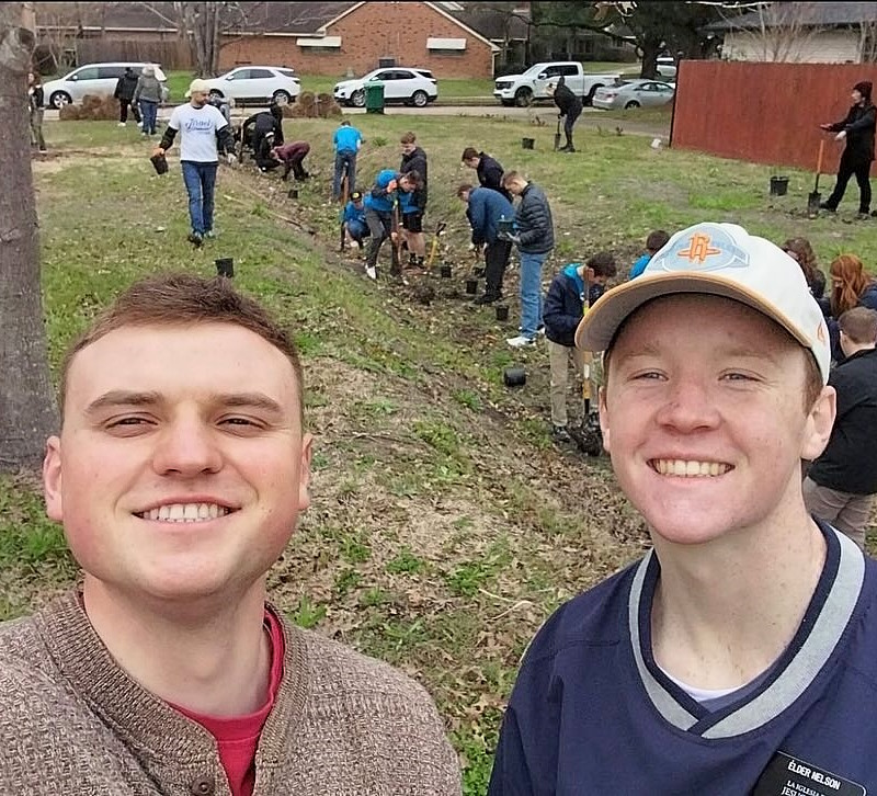 NewsPod's tweet image. HOUSTON CHURCH MEMBERS HELPING PLANT NEW TREES
Planting for the future! We came together with amazing community partners for #TuBishvat, Israel’s New Year for Trees. The volunteers from the Church planted 10 trees right here in Houston!