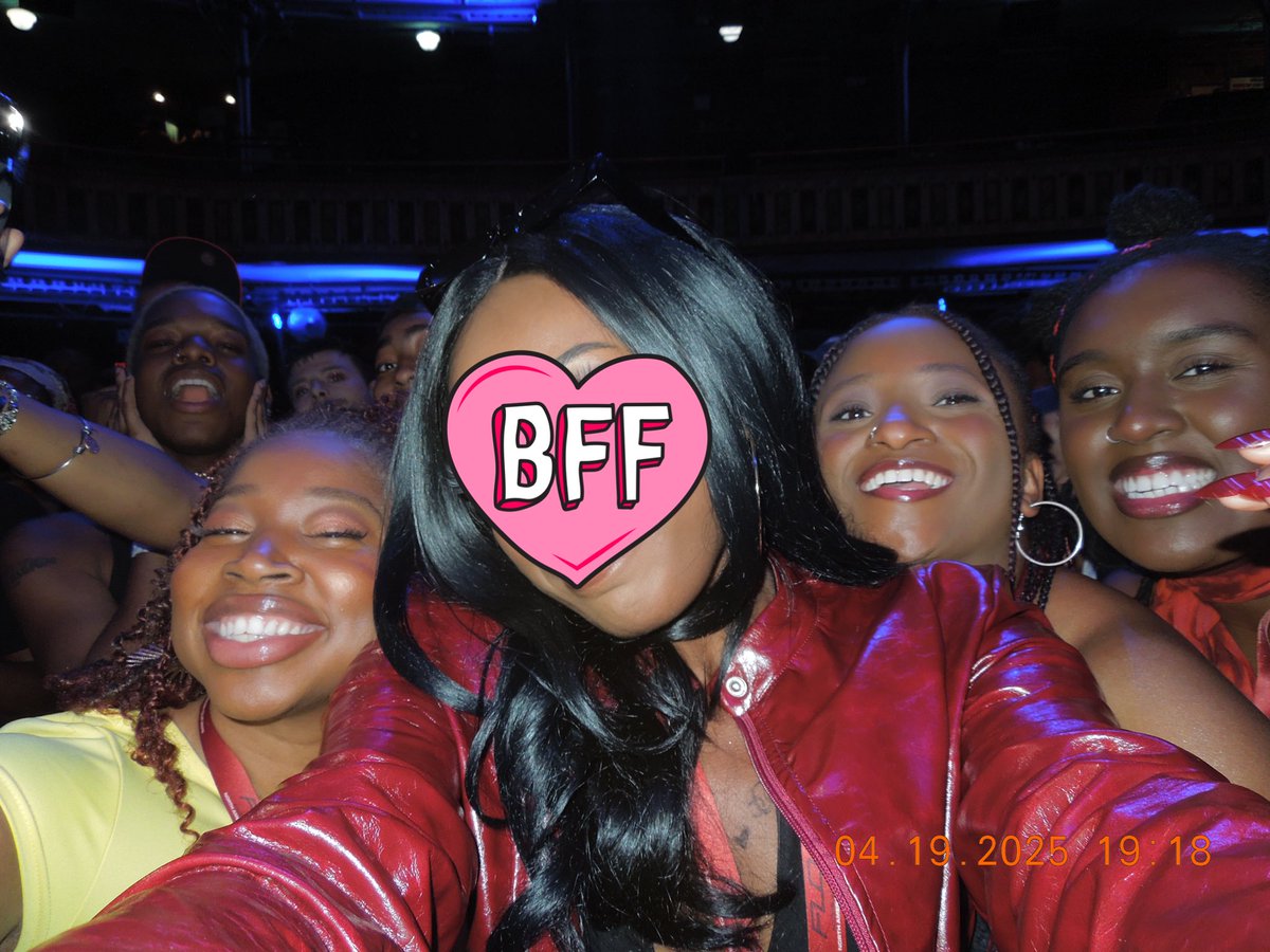 RiahM19's tweet photo. Omg we met her too!
Giovannie was next to my friends and I at barricade 🥹💕😭 An absolute icon #Flo #AAAinAtlanta #AAAATL #AAATour https://t.co/87tP7HlFTA