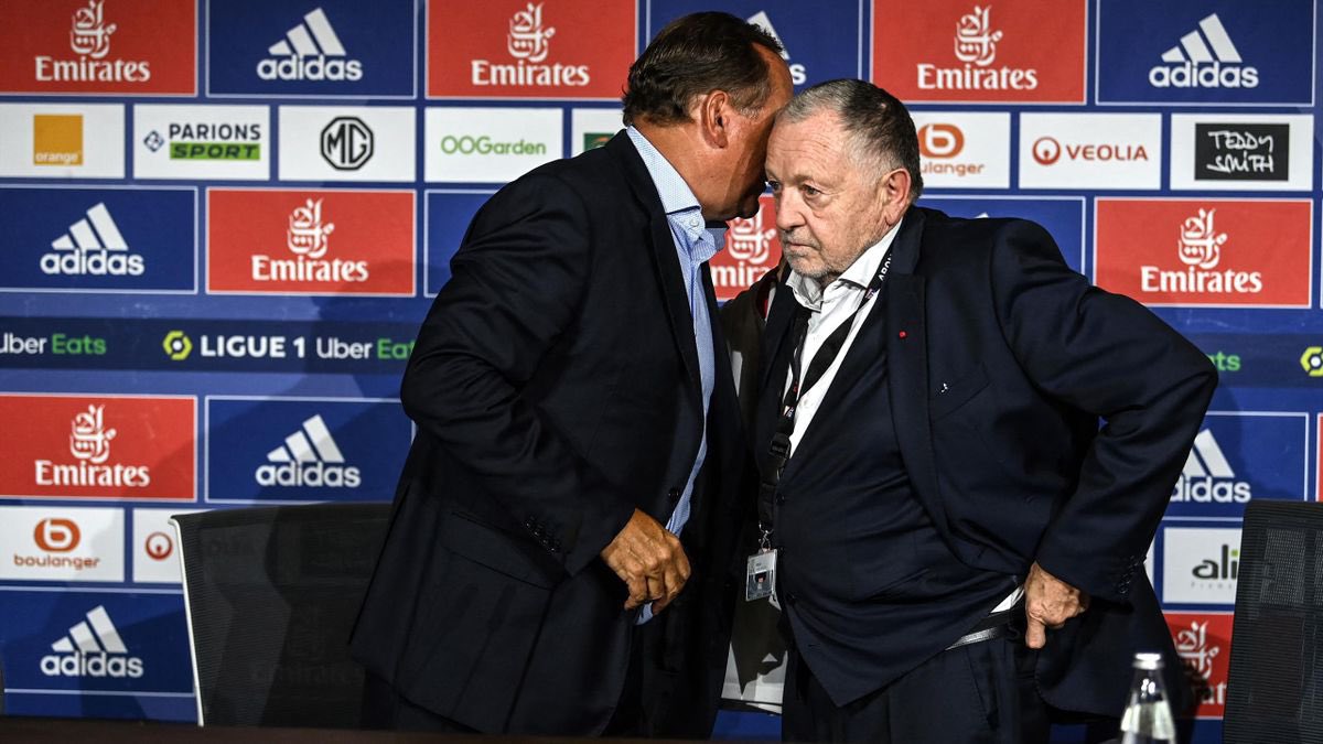 -Bon jean michel je compte sur toi , si jamais on perd tu te met dans La Tribune et tu envoies un projectile sur l’arbitre 
- je peux envoyer une pièce de monnaie ? Je suis blindé 
-si tu veux ma couille