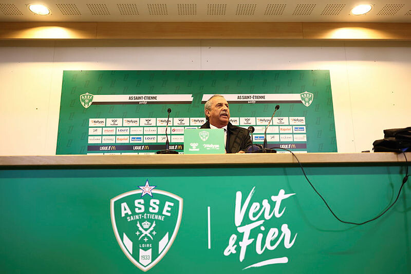 Le délégué s'est exprimé devant la presse. L'arbitre assistant a reçu quelques soins et se sent capable de reprendre la rencontre. Après concertation, il a été décidé que le match va reprendre vers 22h15.

Le direct ➡️ l.lequipe.fr/H8D #ASSEOL