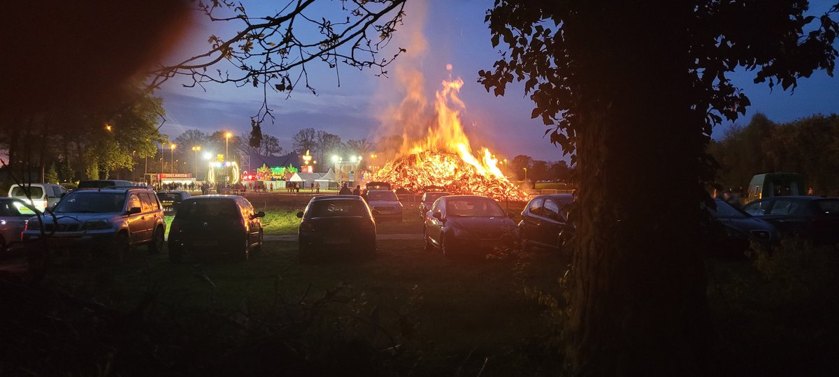 Geeraths's tweet image. Bentelo paasvuur .Prachtige traditie!