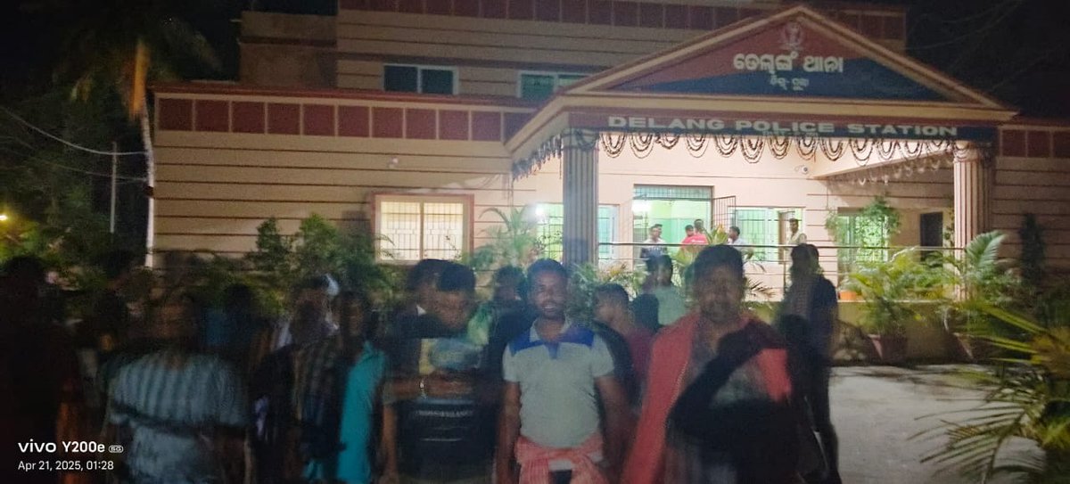 PenReporters's tweet photo. ଡେଲା���୍ଗରେ ବିଜେପି ନେତାଙ୍କ ଉତ୍ପାତ, ରାତି ଅଧରେ ଥାନା ଘରାଉ https://t.co/Gx1AGfwAYC