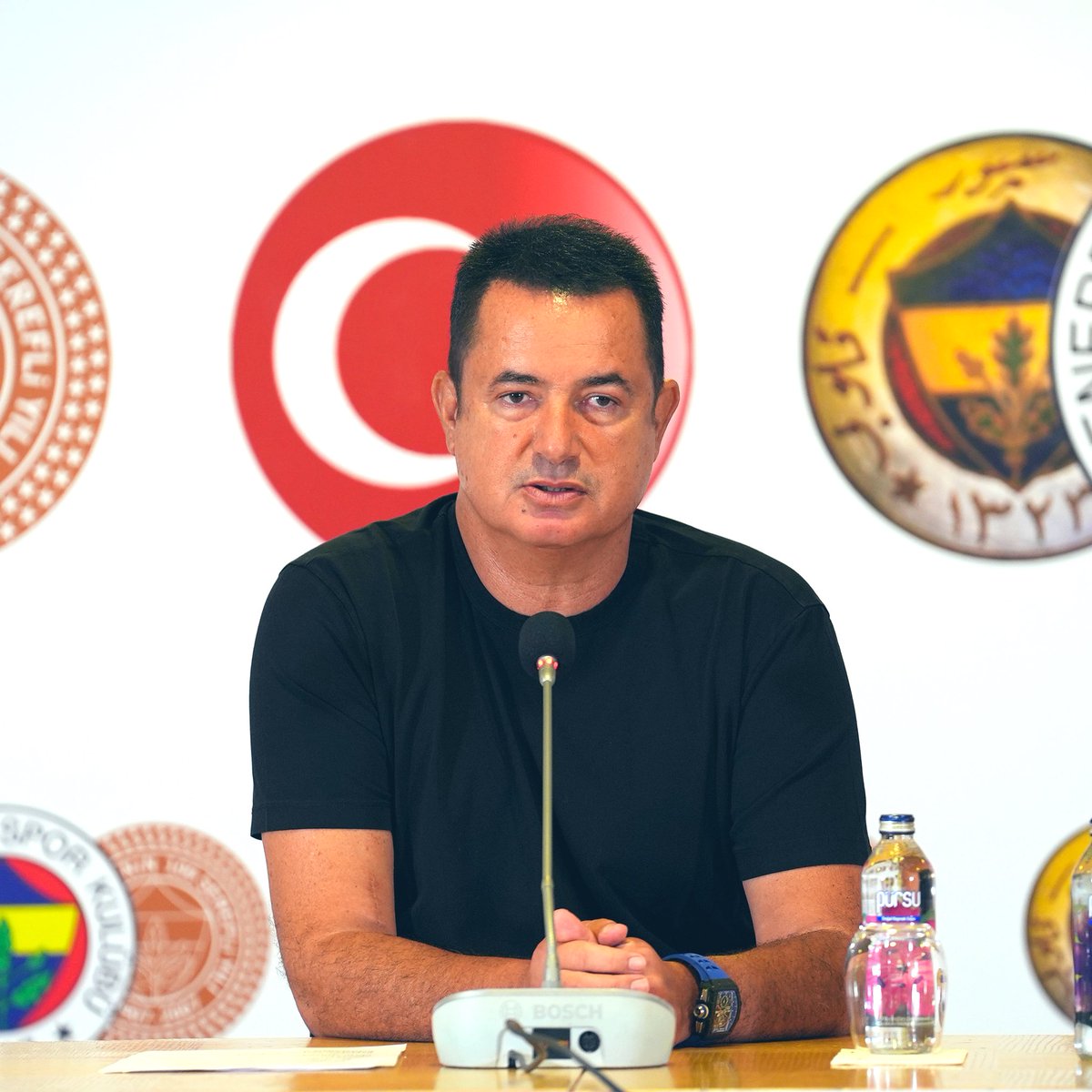 Acun Ilıcalı: "Bizim için çok çok üzücü bir akşam oldu. Fenerbahçemiz için taraftarımız için çok üzücü. Burada kaybedilen 2 puan ağır bir hasar.

Şahsım ve yönetimim adına tüm sorumluluğu alıyoruz. Ortada bir suçlu varsa biz de buna dahiliz, ben de şahsım olarak bu sorumluluğu