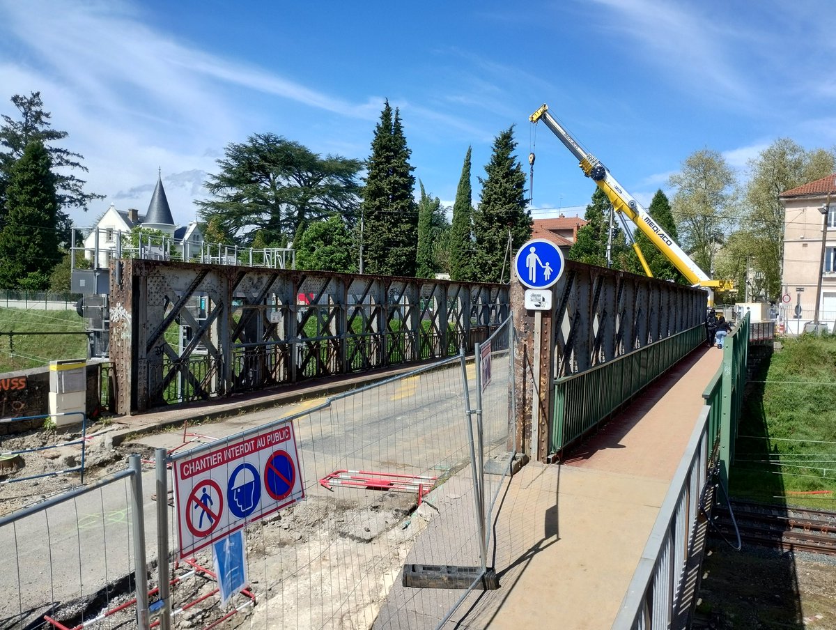 florian_bonet's tweet photo. Cet été, lors de l'interruption du #tramtrain #TTOL, cet ancien pont au-dessus de la voie ferrée à #Tassin sera remplacé par un modèle plus moderne intégrant véhicules, piétons et cycles. Une passerelle provisoire pour maintenir les #mobilitésactives a été mise en place. https://t.co/5TuUXFnxFu