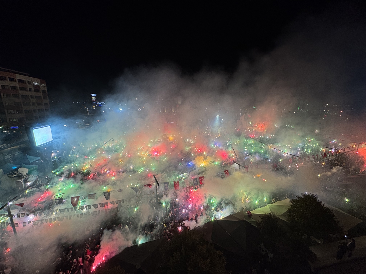 Kocaelispor, şampiyonluğu kutluyor.