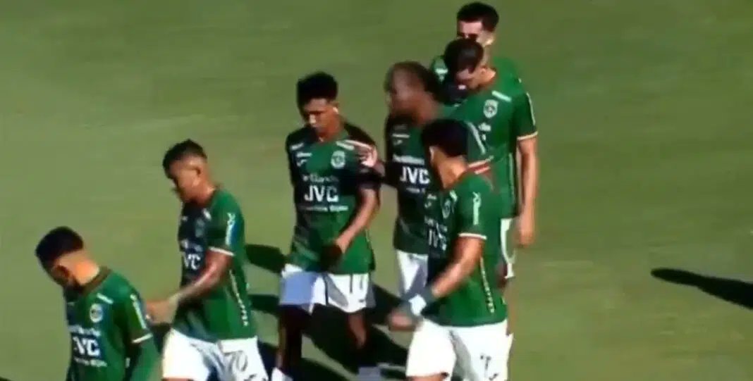 StudioFutbol's tweet image. #EcEx (VIDEO) TUVO QUE PEDIR DISCULPAS: Juan Luis Anangonó protagonizó una agresión contra su compañero buff.ly/zWMGbkR