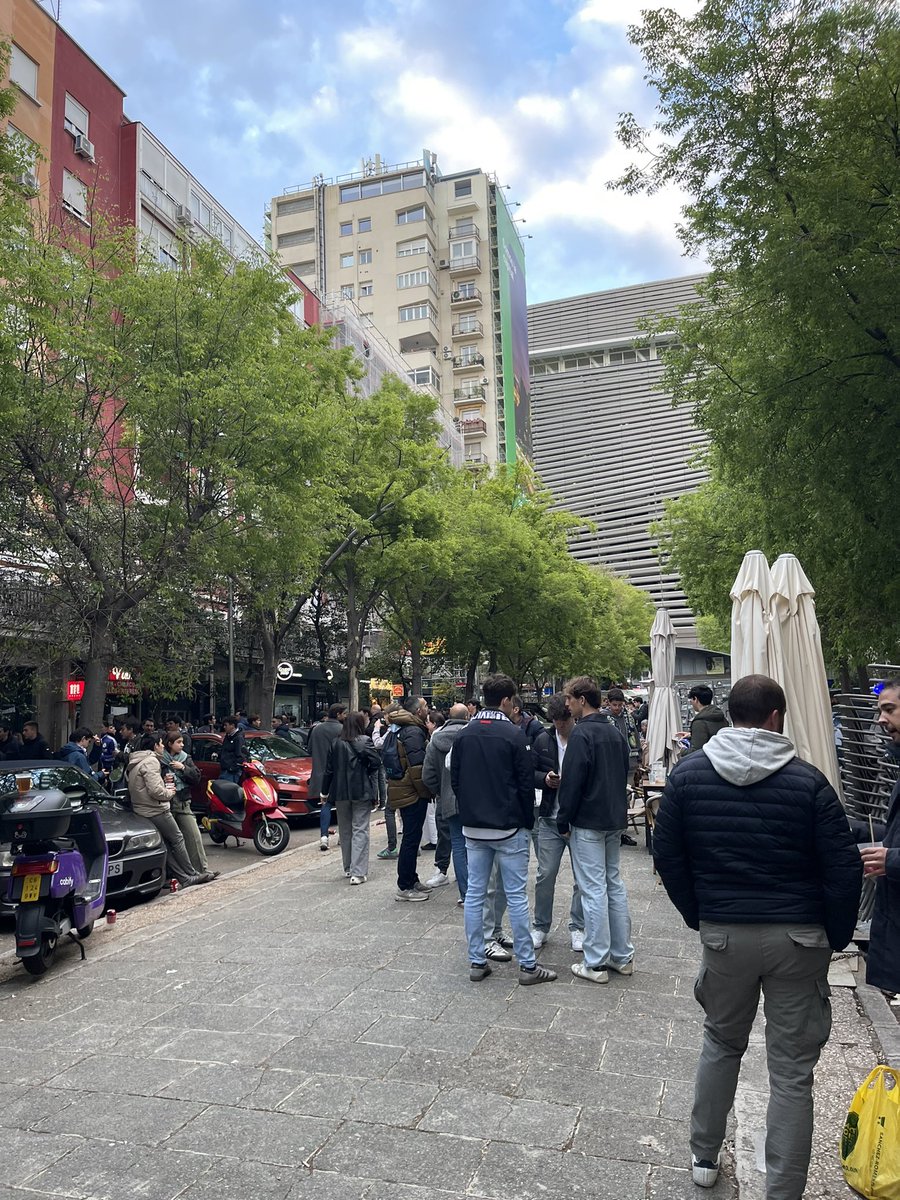 El miércoles contra el arsenal sí pero hoy no, no vaya a ser. Como sois……..
#HalaMadrid